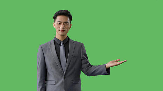 4k绿幕合成抠像商务男性单手展示动作视频的预览图