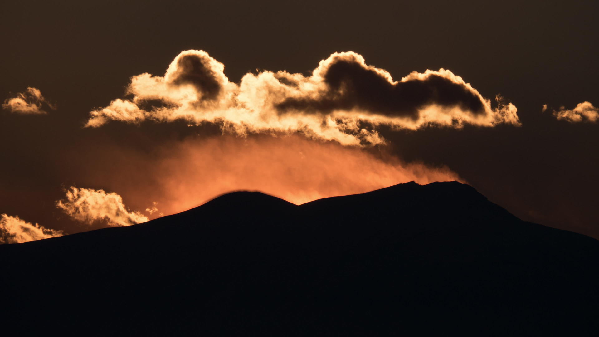 山上的日落和白云视频的预览图