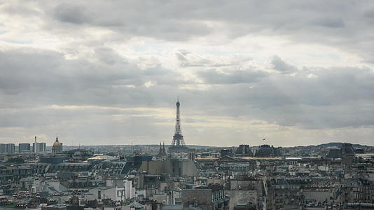时空折叠白云聚集在法国河边视频的预览图