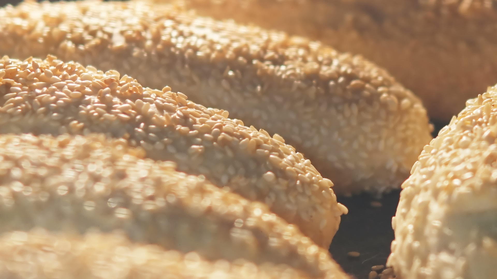 烤床单上烤羊角面包的新鲜时间已经过去了视频的预览图