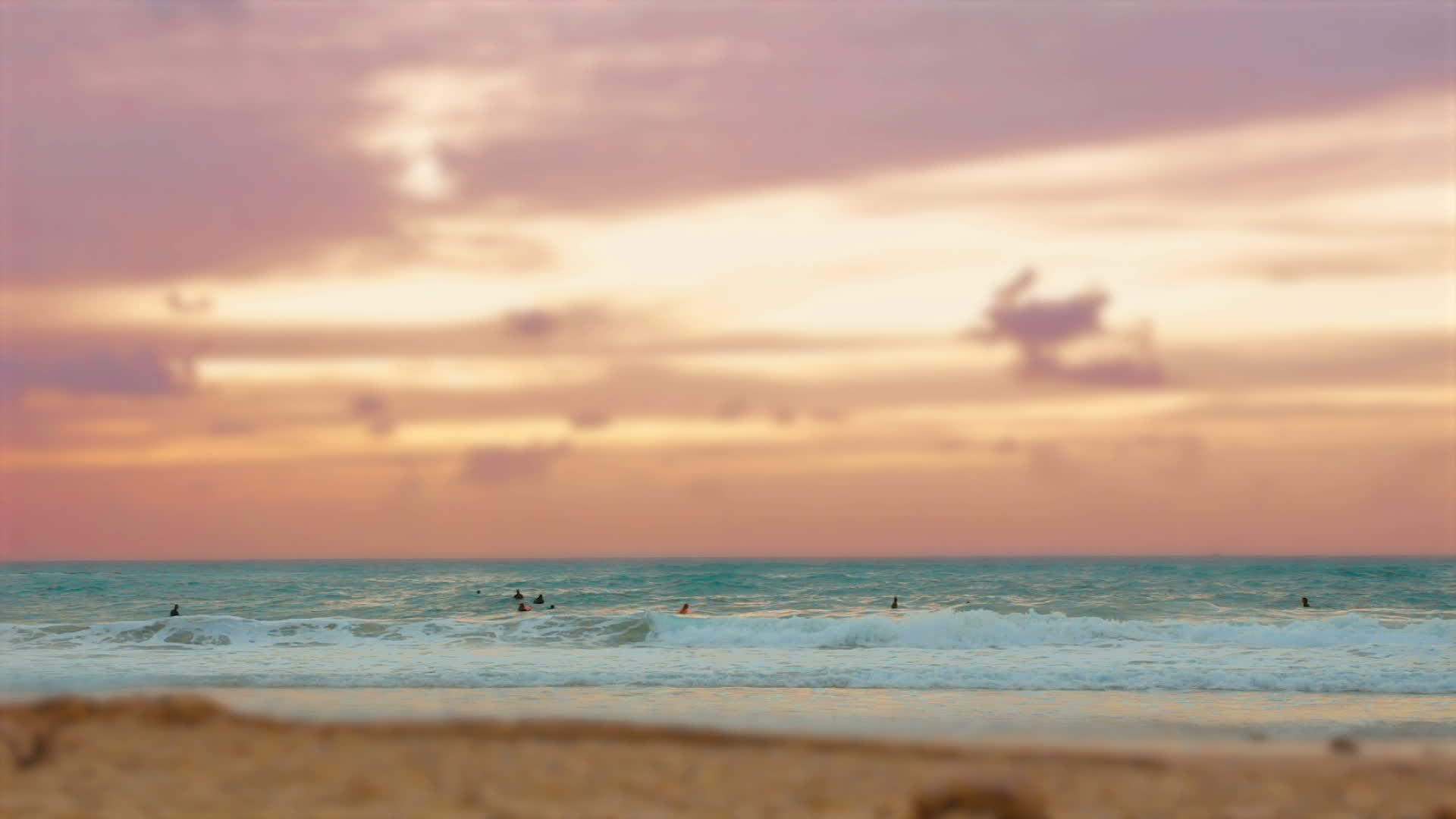 一群冲浪者在日落时在地中海冲浪的摄影作品视频的预览图