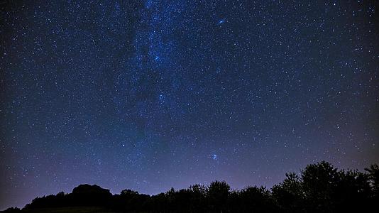 夜晚天空和星星之间的时间折叠时间视频的预览图