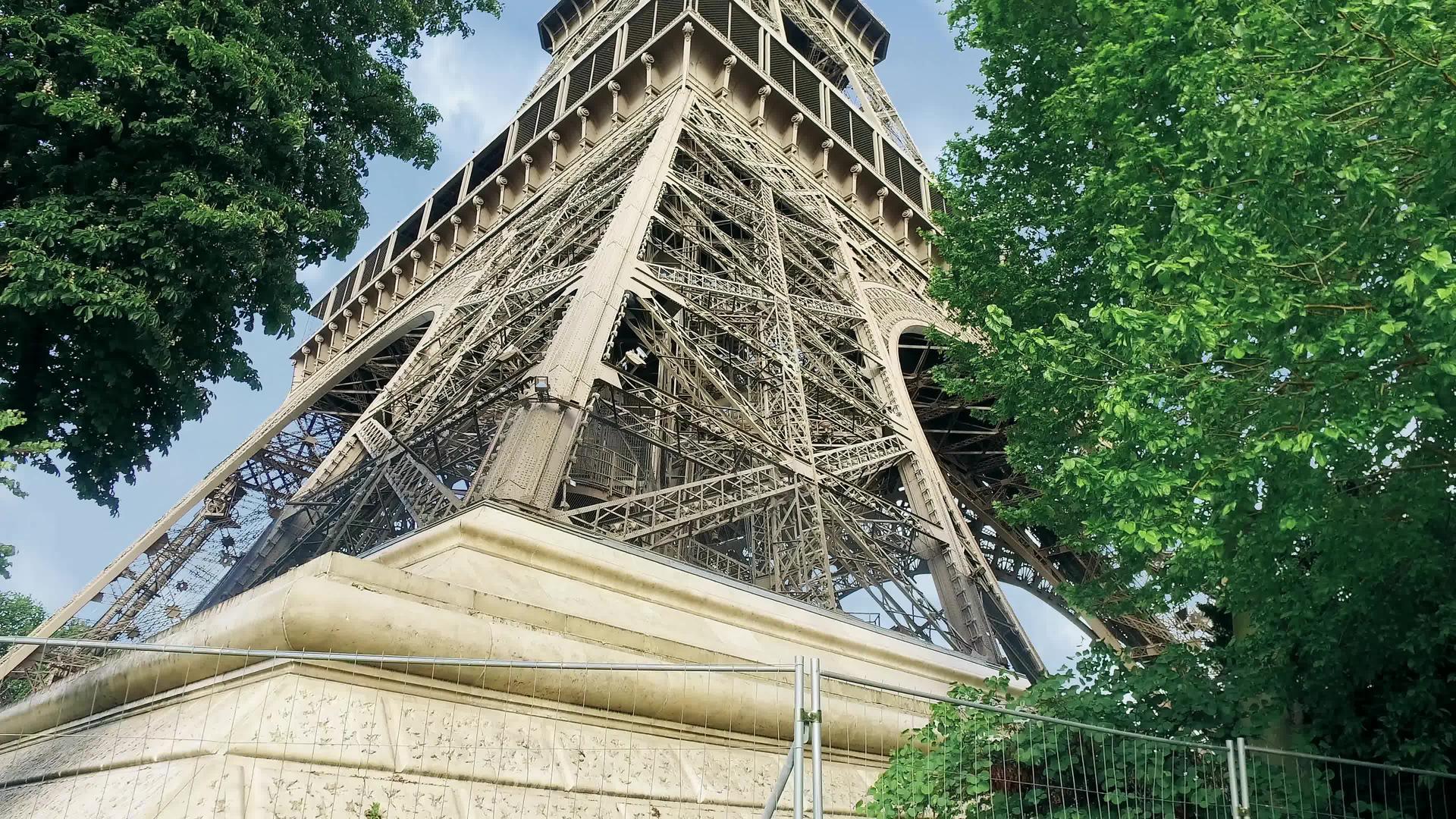 埃菲尔塔在阳光明媚的夏天倒塌了 法国的绿树和阴云在巴黎倒塌视频的预览图