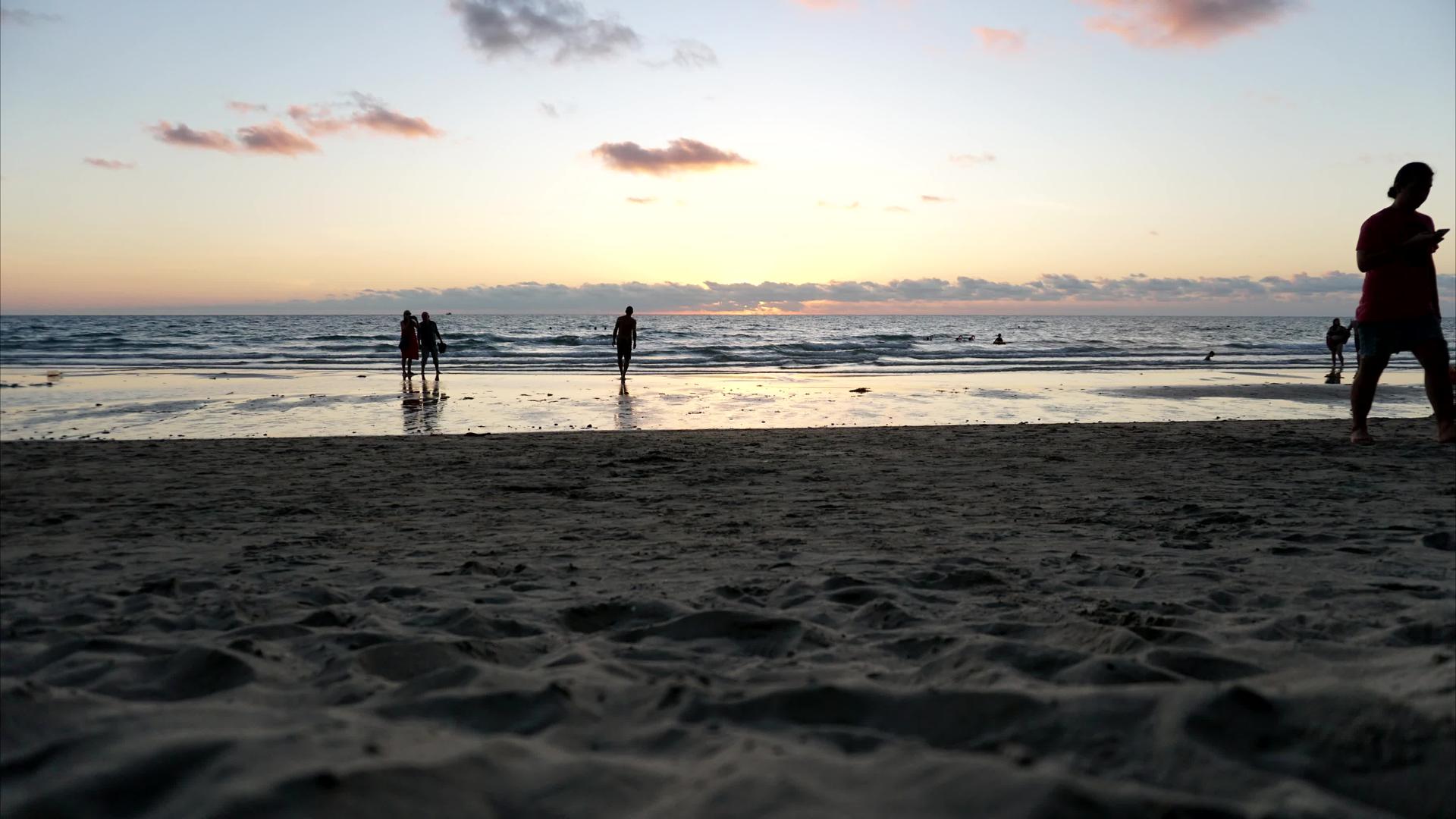 人们在海滩上休息视频的预览图