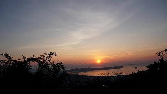日出时有普吉岛湾的风景视频的预览图