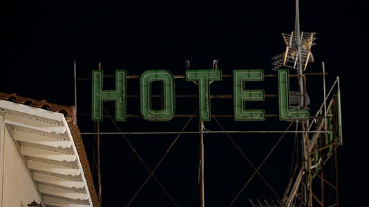 酒店的横幅在夜间闪烁视频的预览图