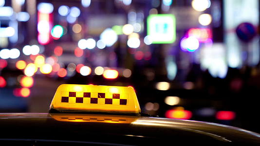 出租车牌后城市交通在夜间延误视频的预览图