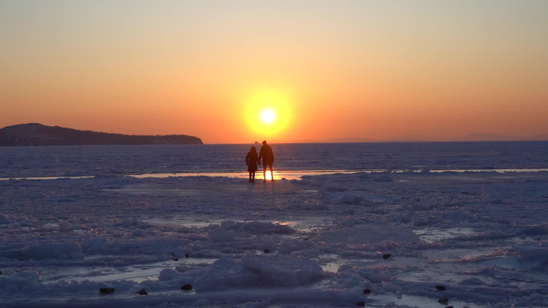 海冰表面日落的时间和空间视频的预览图