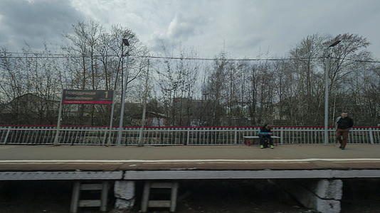 从移动火车的窗口可以看到树木、建筑、桥梁和铁路视频的预览图