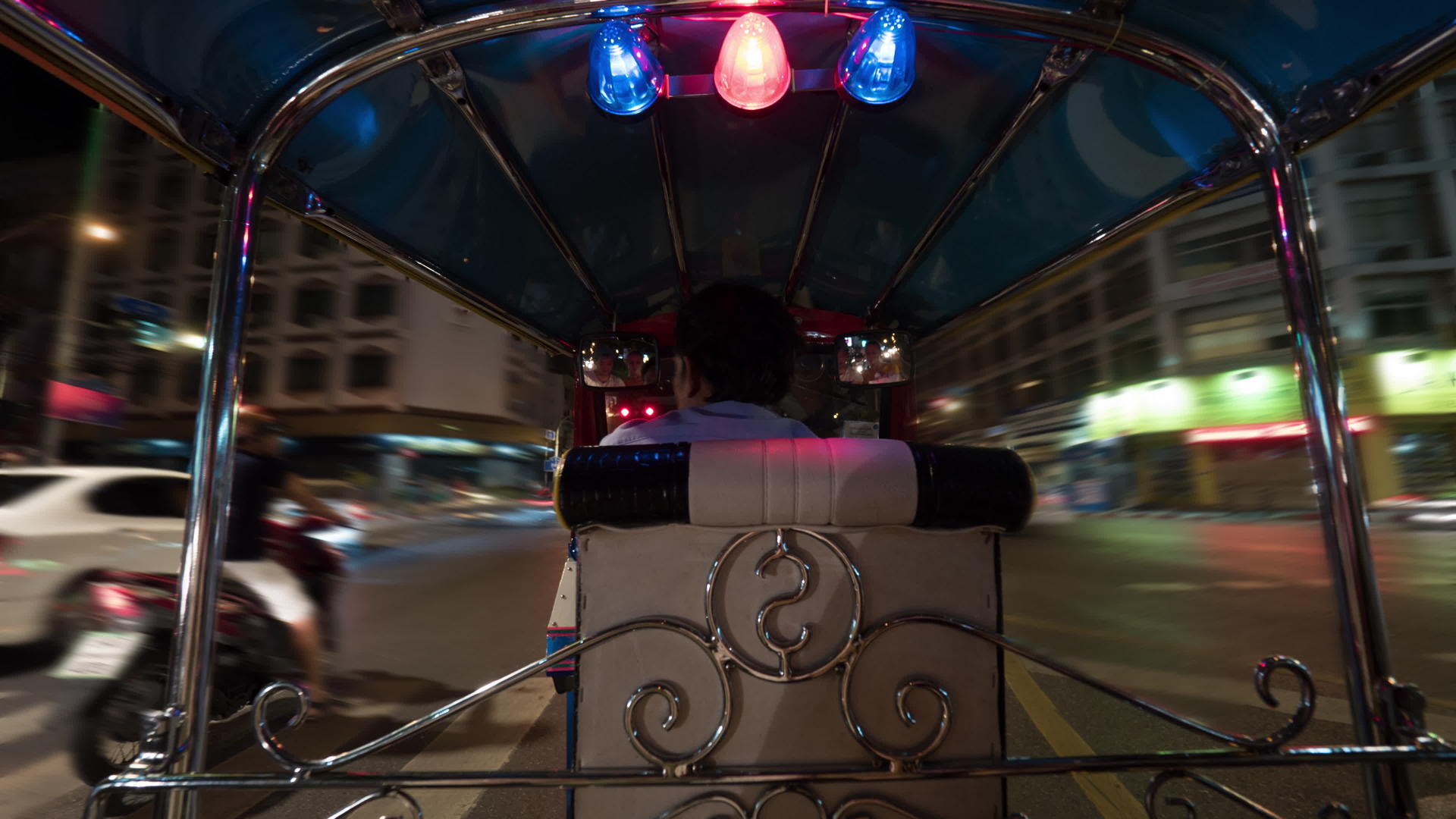 晚上开着Tuktuk的车视频的预览图