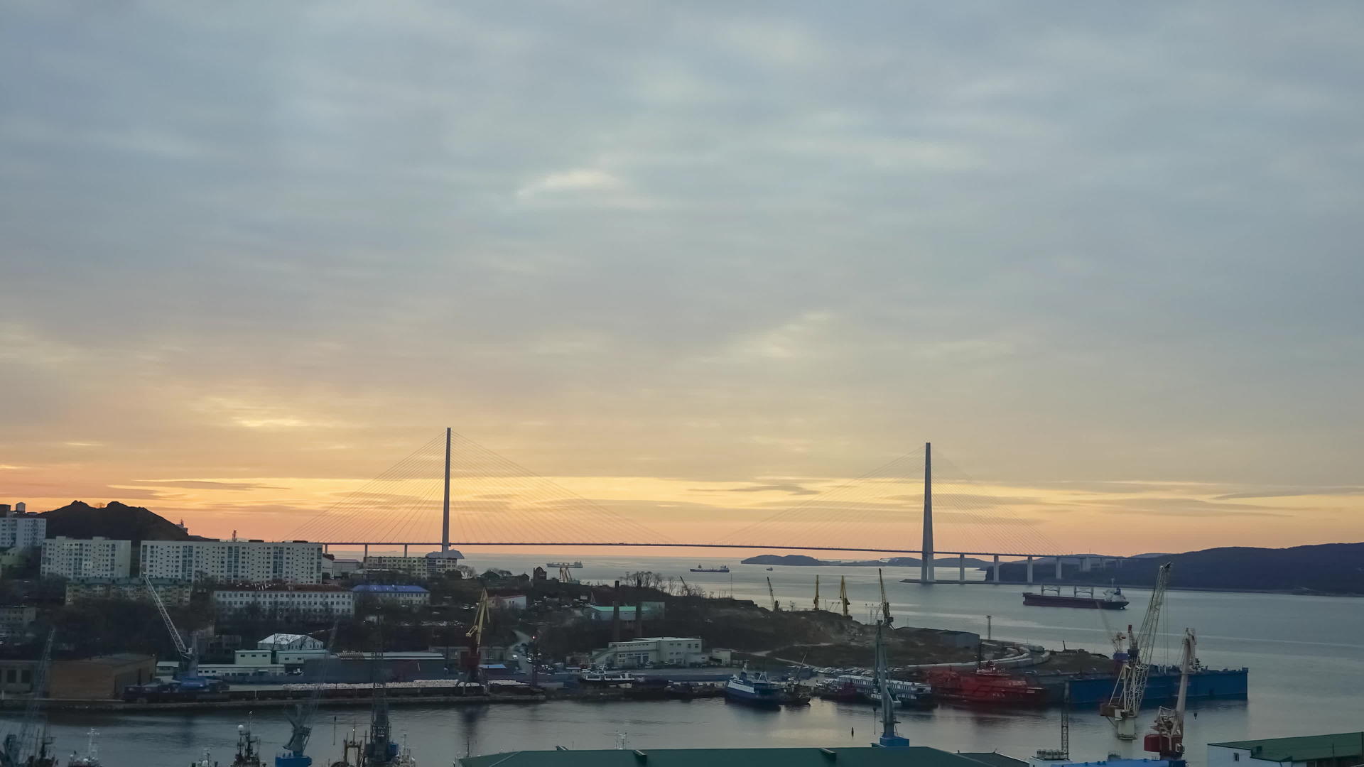 俄罗斯桥黎明时分弗拉迪·沃斯托克视频的预览图