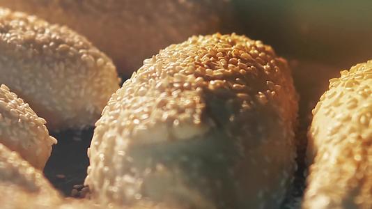 选择性焦点感应到湿羊角面包在烤箱中烘烤视频的预览图
