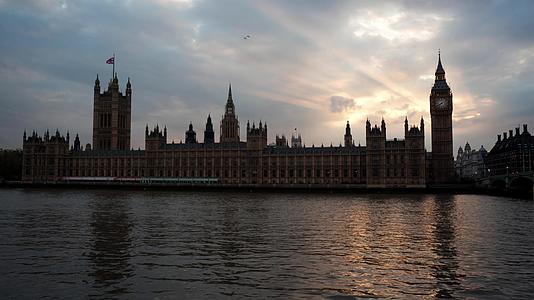 大苯和英国国会大厦每天晚上都会折腾大本钟视频的预览图