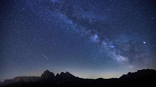 多洛米蒂山脉AlpediSiusi上空银河的视频的预览图