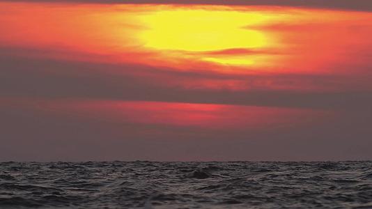 惊人多彩的日落在海浪中滚动视频的预览图