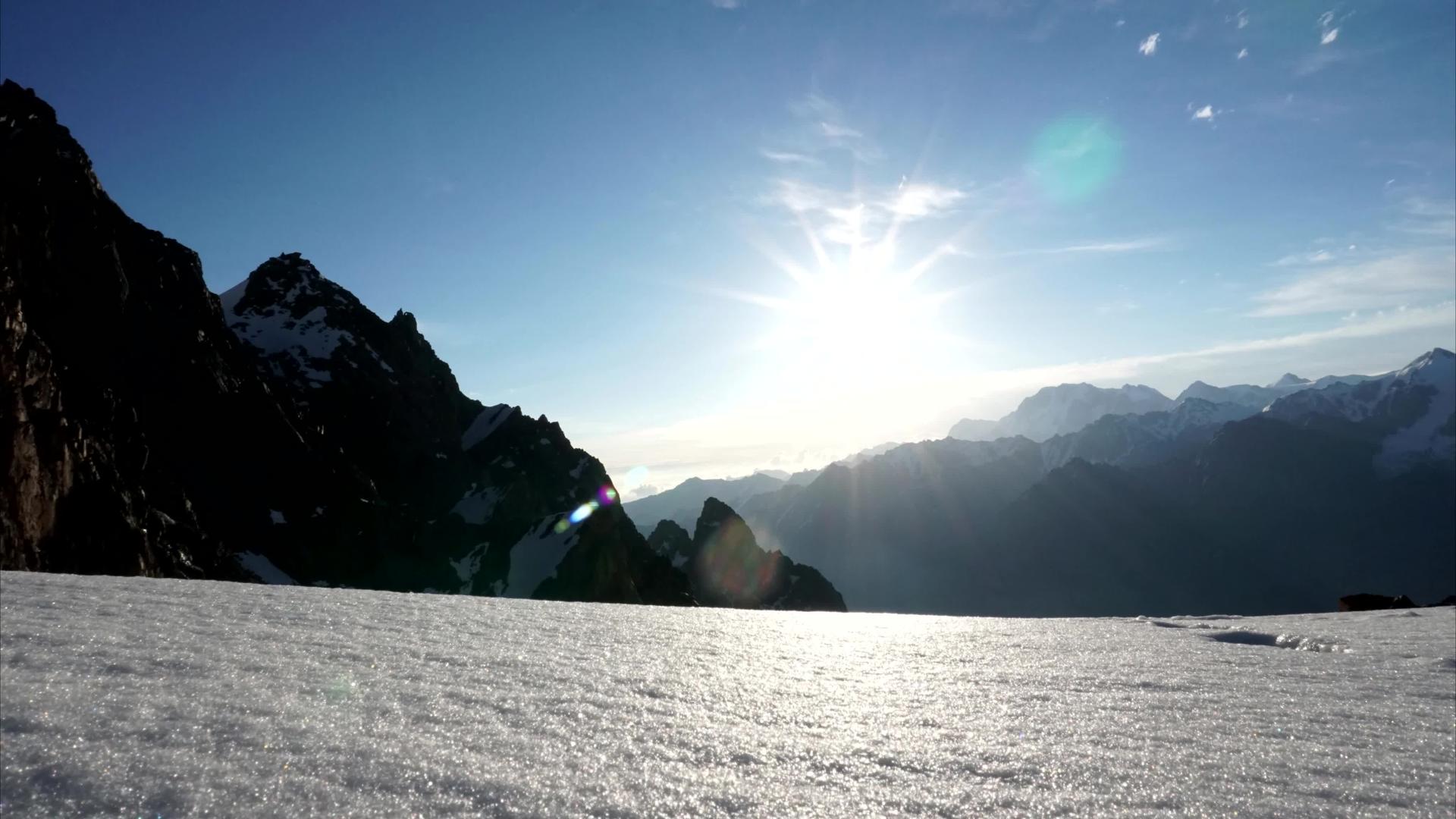 雪山破晓的黎明视频的预览图