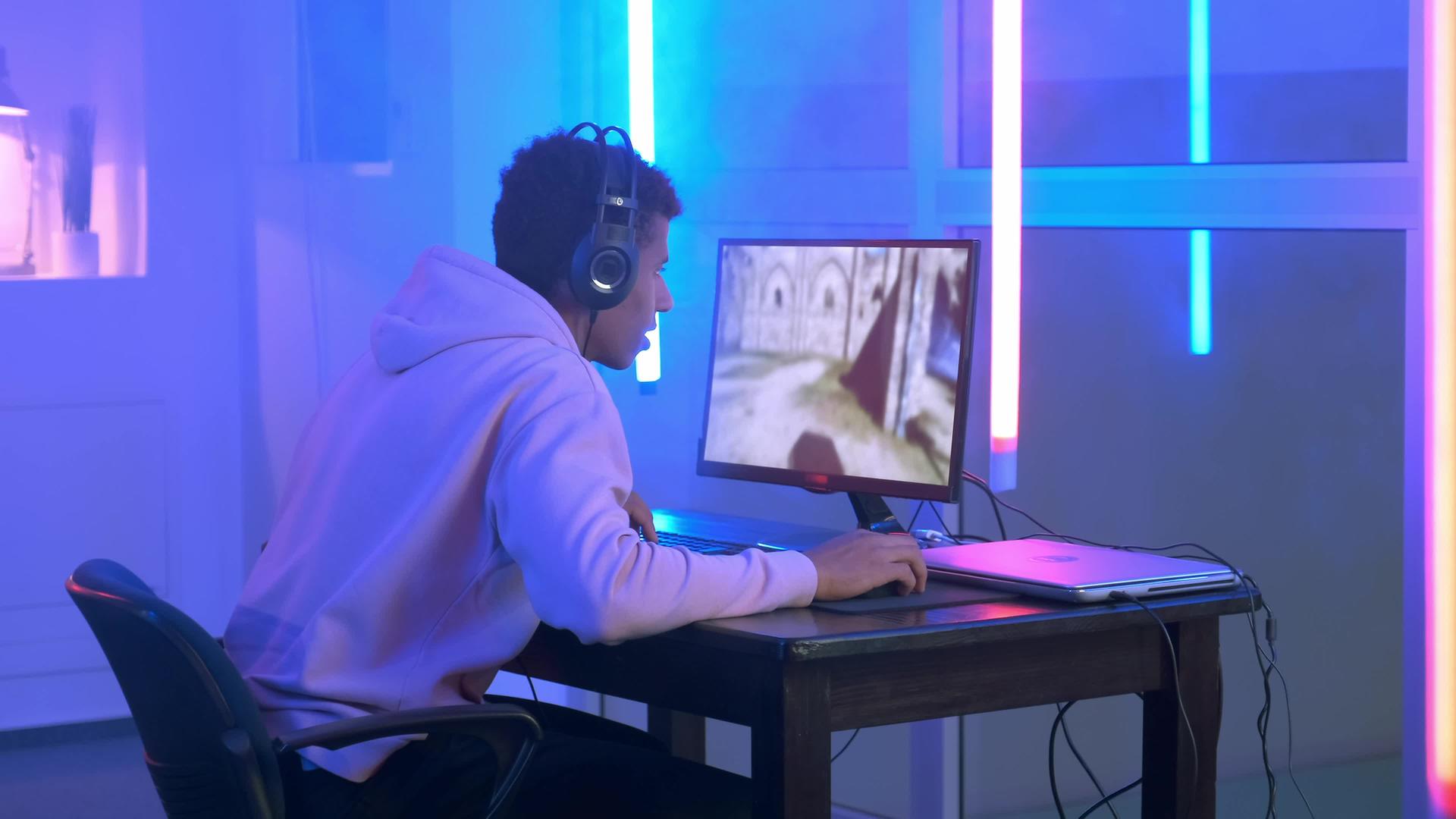 在个人电脑上玩在线视频游戏的耳机中的辅助游戏器视频的预览图