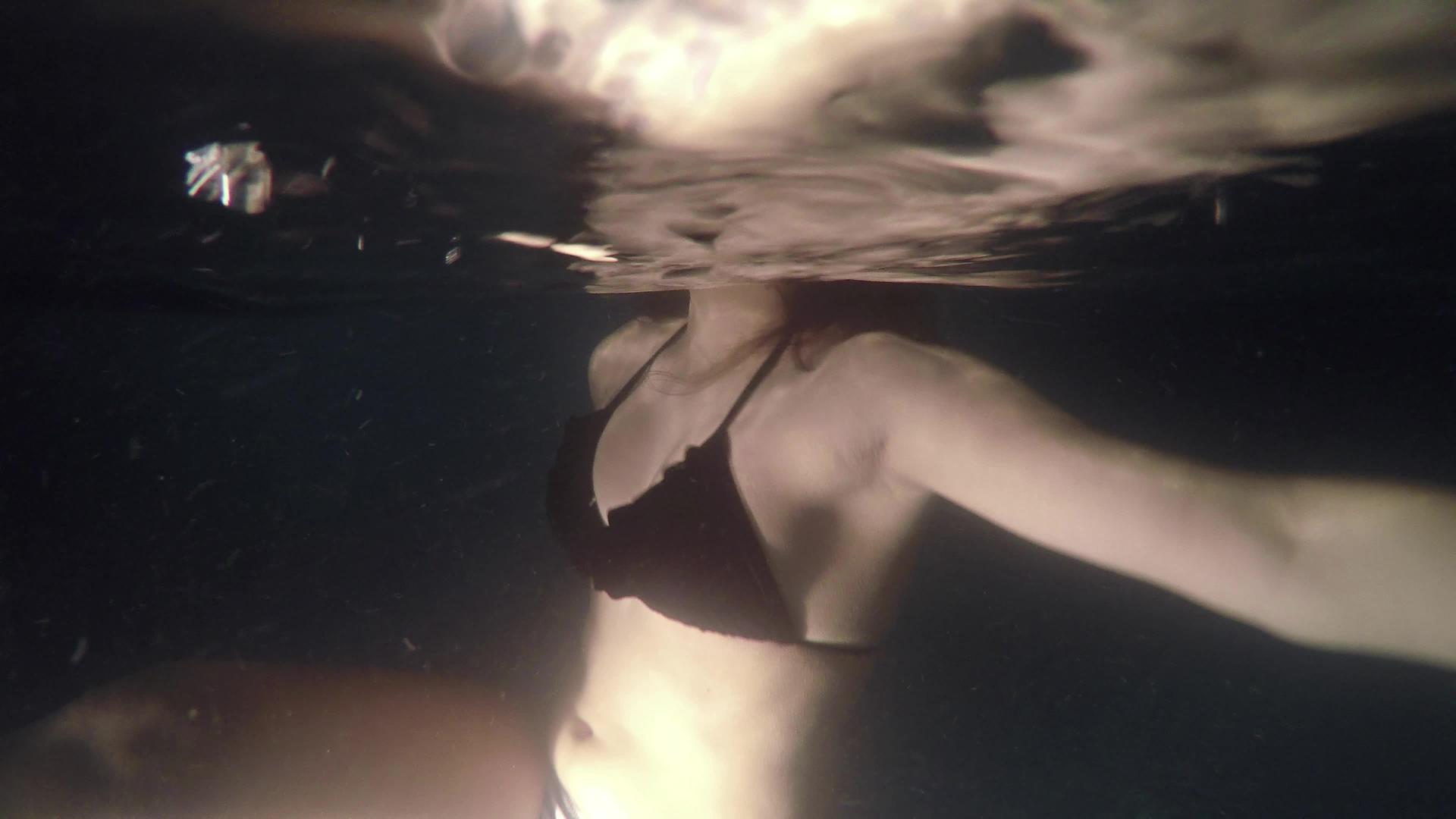 女性在深水中观察水下游泳视频的预览图