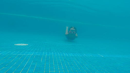 水下快乐美丽的女孩在游泳池里玩得很开心视频的预览图