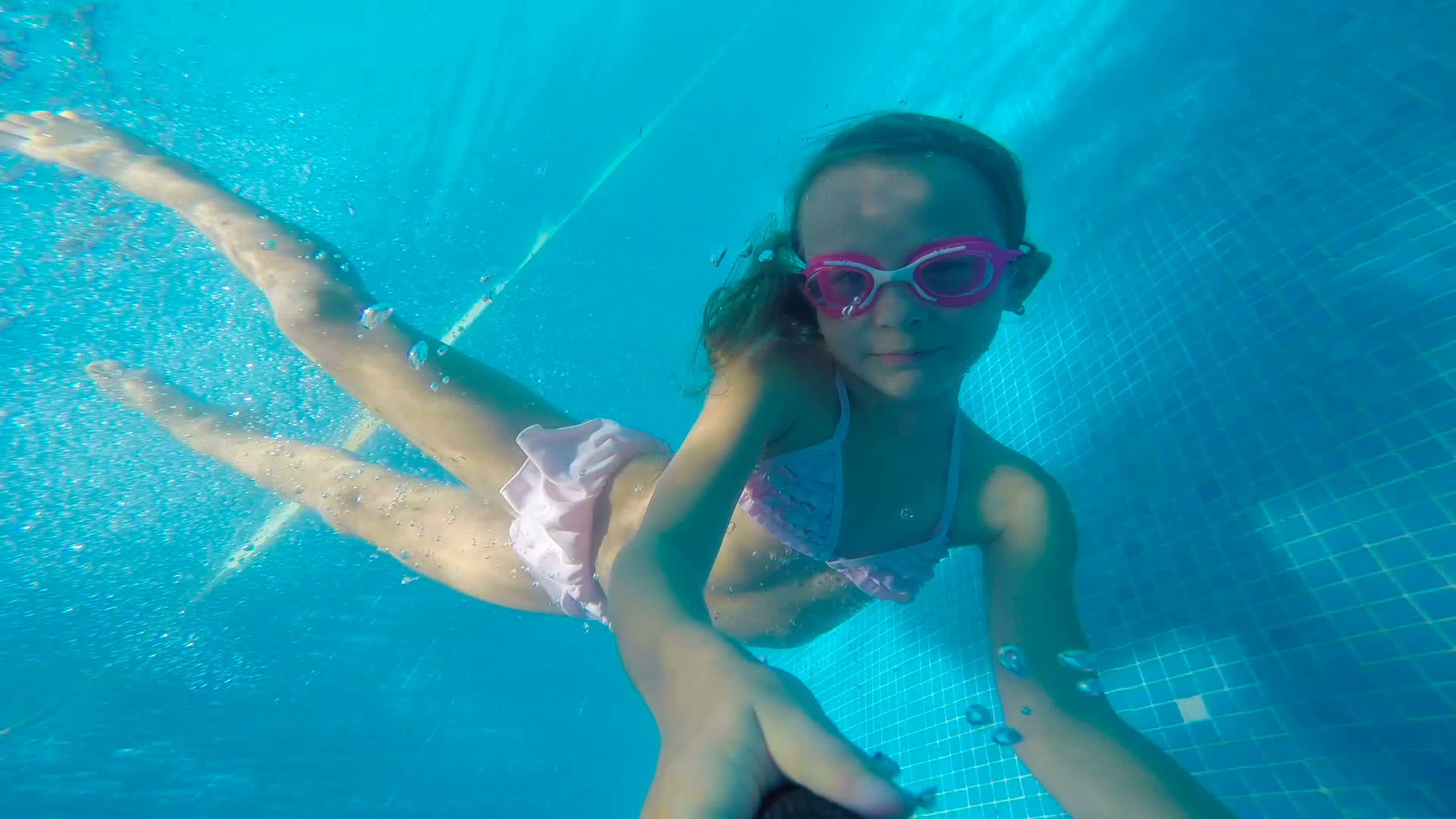 水下快乐美丽的女孩在游泳池里玩得很开心视频的预览图