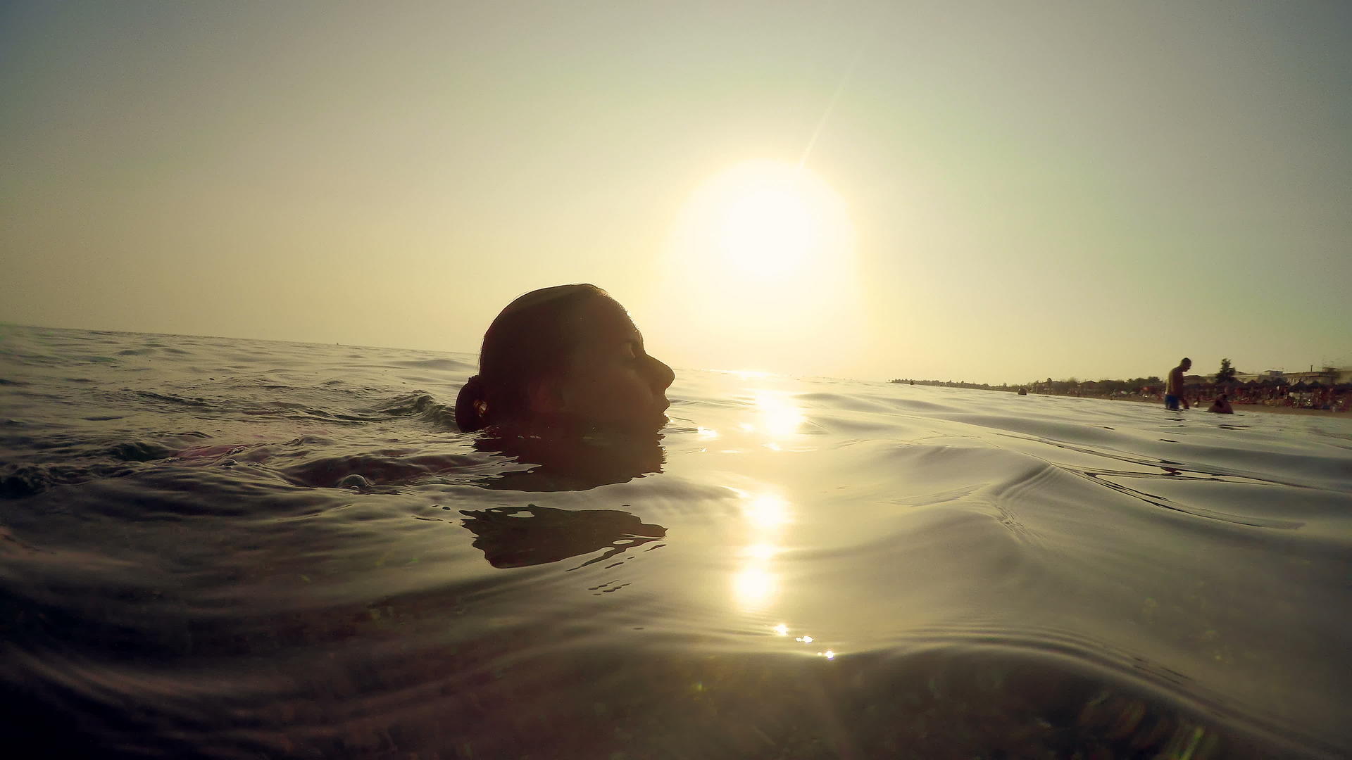 暑假在海边游泳的女孩视频的预览图