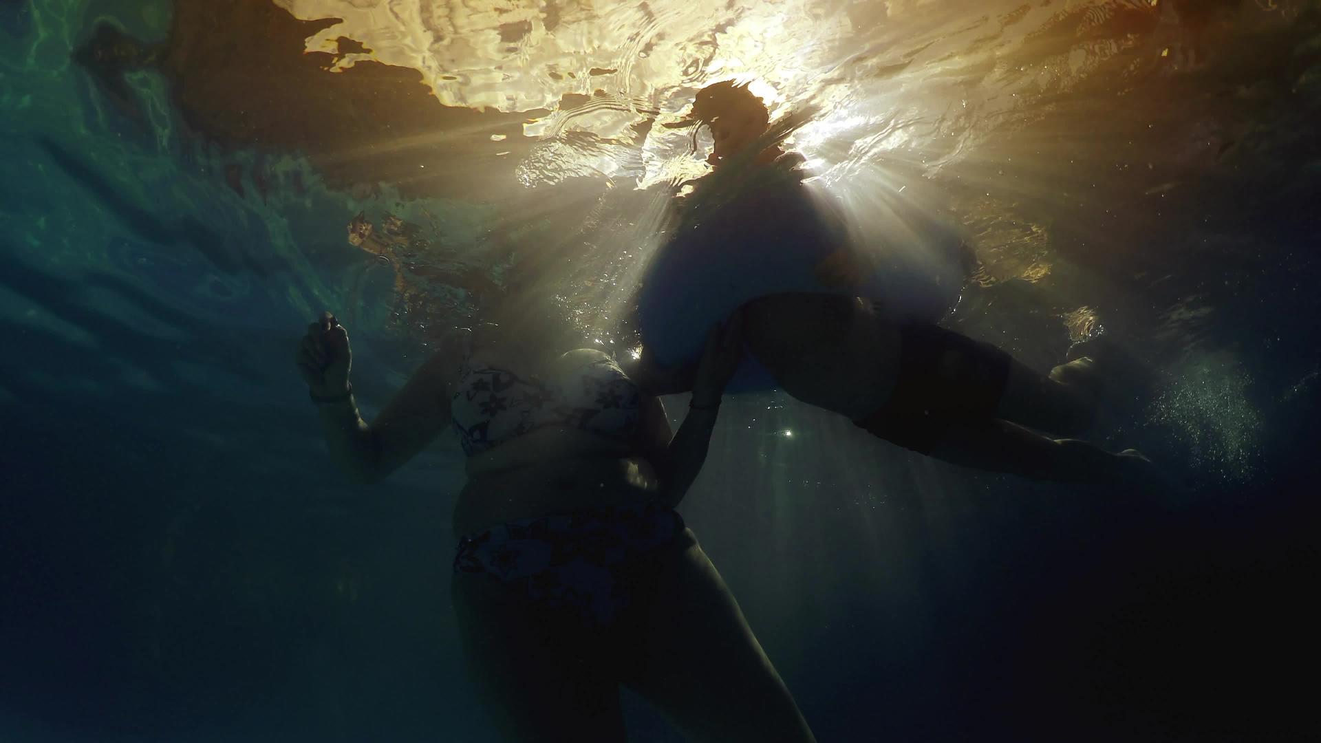 用充气橡皮环在阳光下游泳在阳光下游泳在水下观察视频的预览图