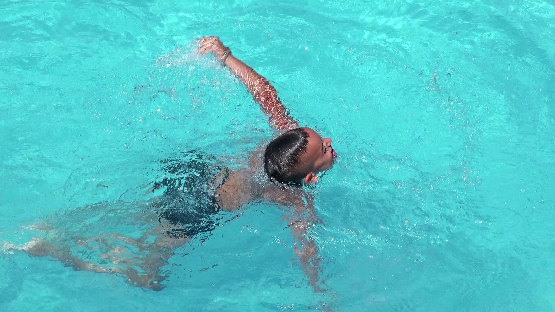独自在游泳池游泳K空中飞行射击视频的预览图