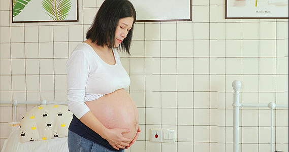 孕妇准妈妈孕育胎宝宝每日测量体重变化4k实拍视频的预览图