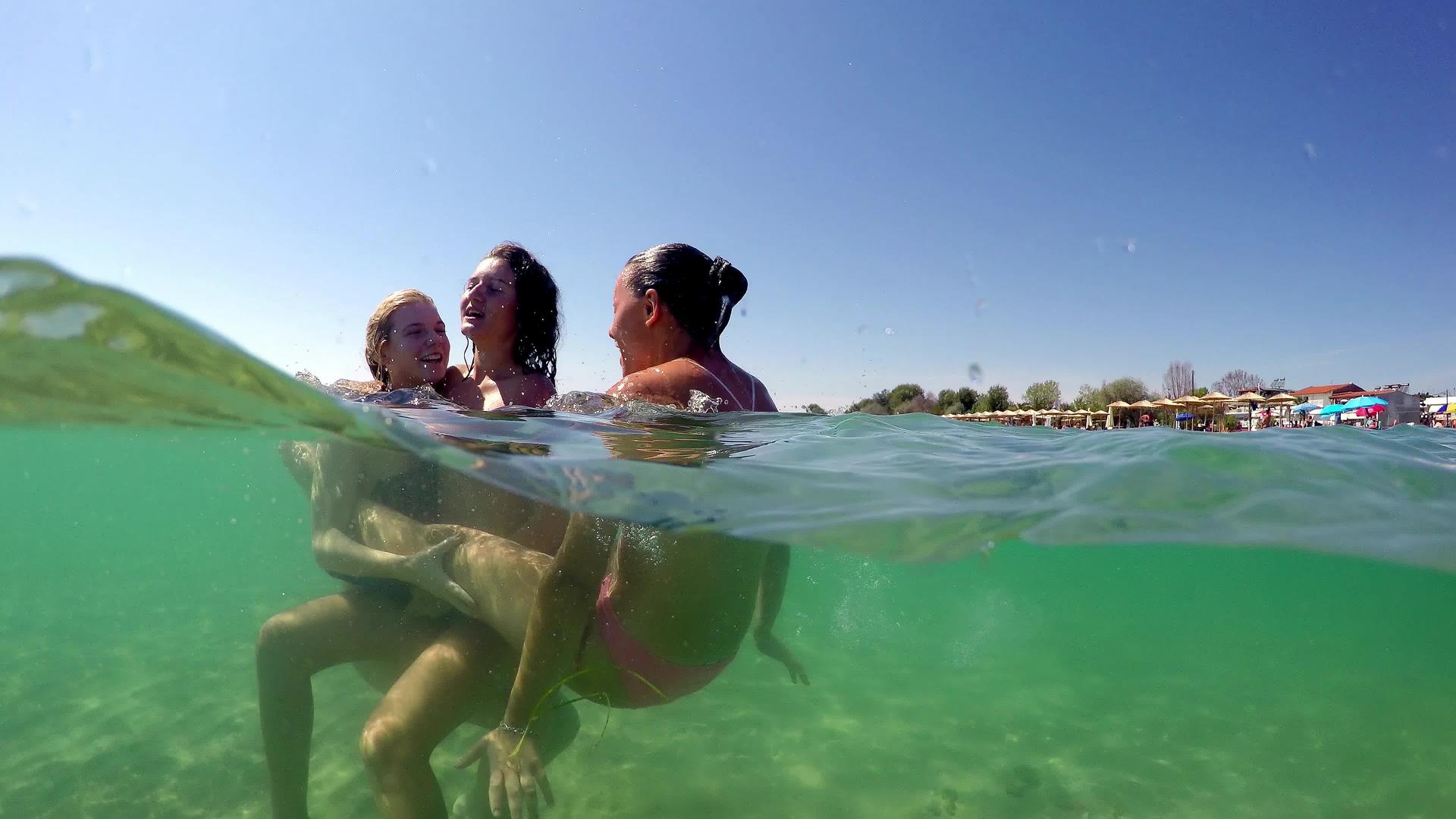 暑假期间三个女孩在海绿绿水中玩耍Gopro圆顶视频的预览图