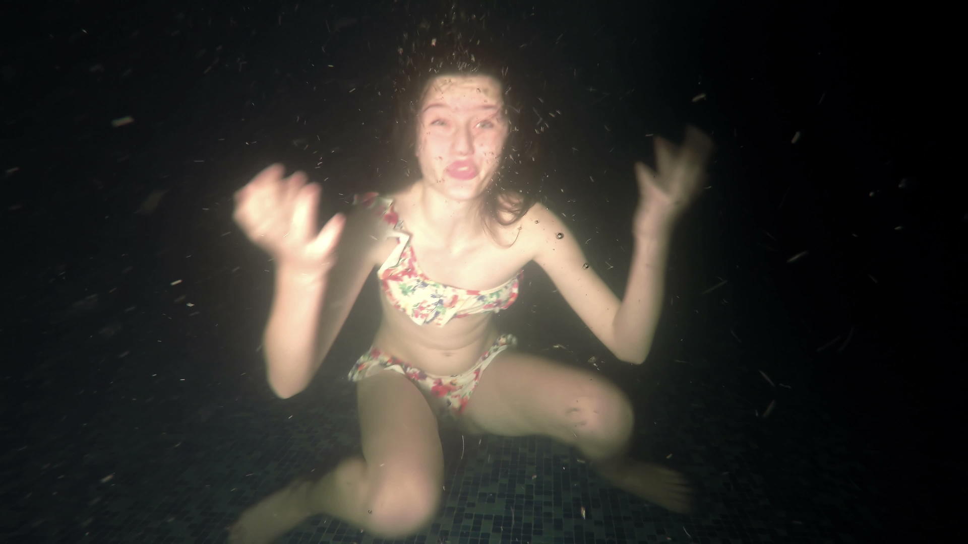小女孩潜入黑暗的水中展示了这些手势视频的预览图