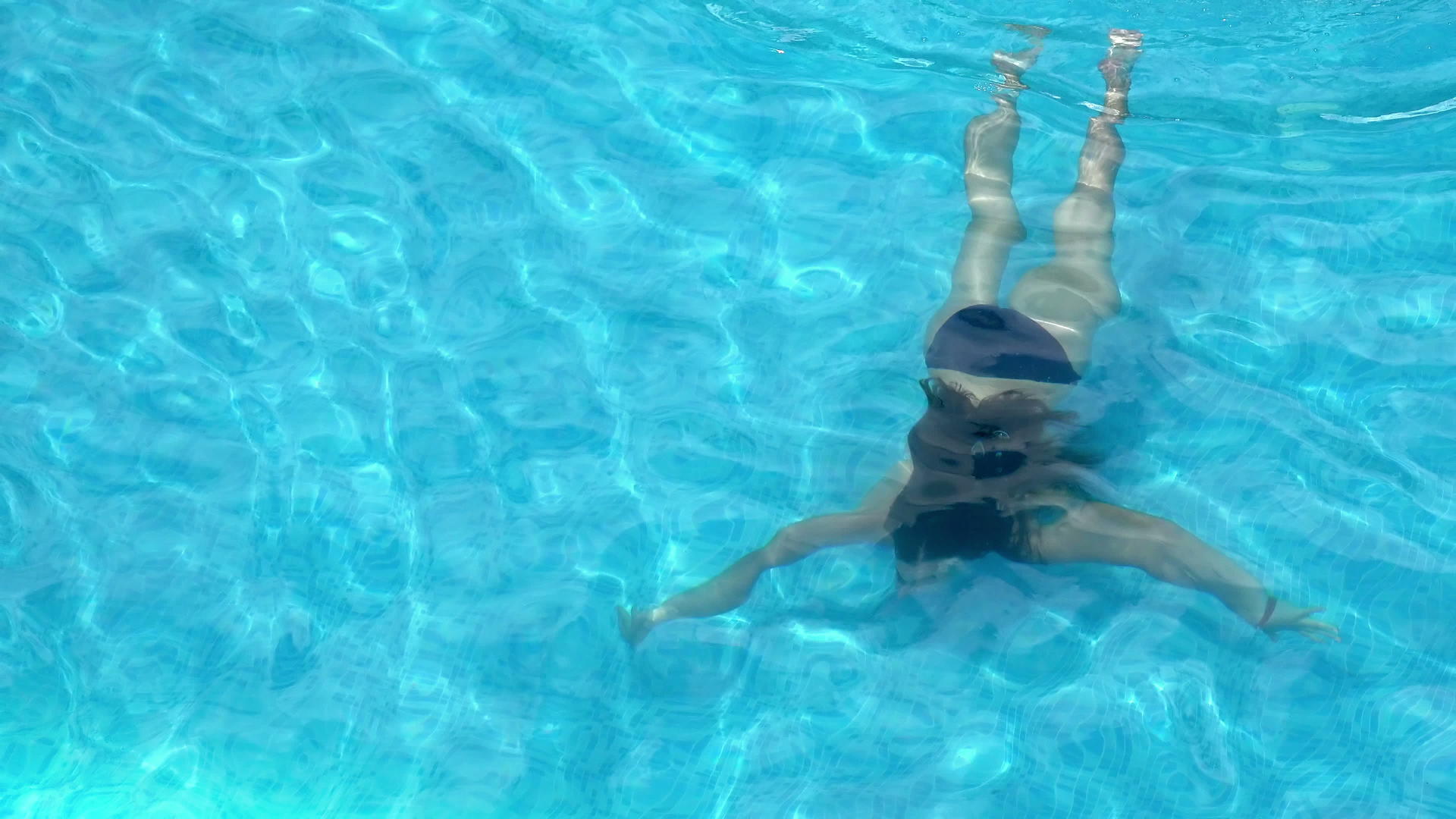 游泳池水下游泳的美女K空中飞行射击视频的预览图