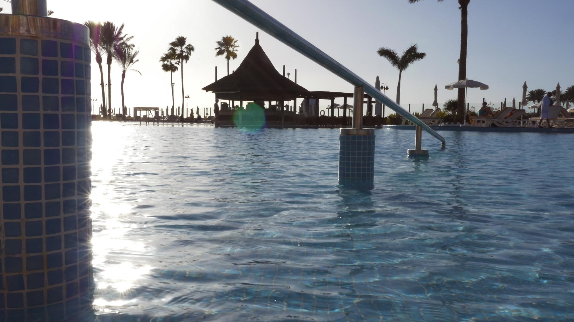 热带度假胜地游泳池表面视频的预览图