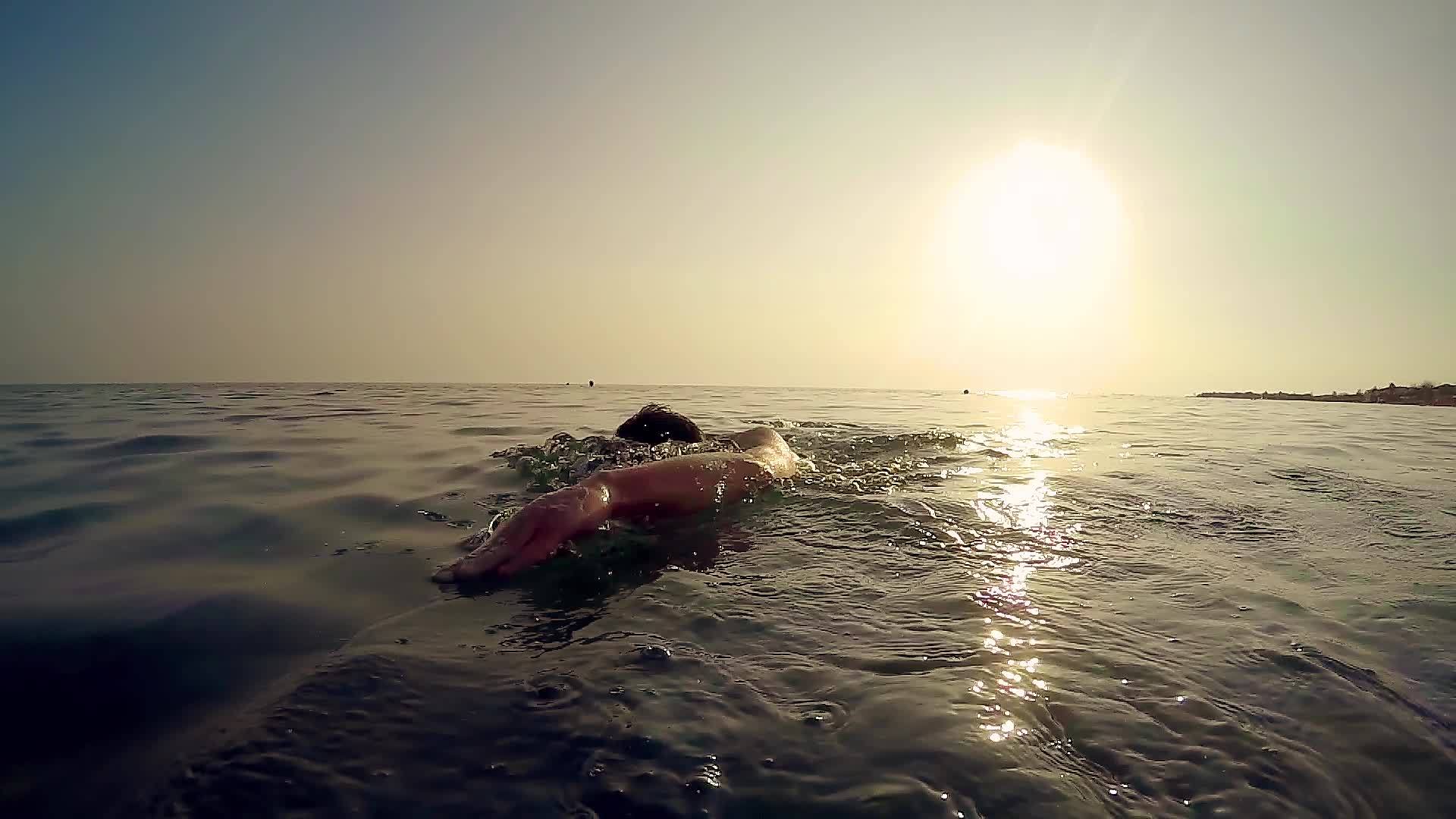 职业运动员日落时在海上爬行电影慢动作滑动射击视频的预览图