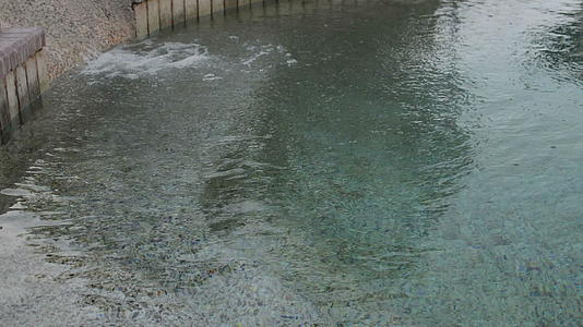 游泳池里清澈的绿水和楼梯在美丽的花园下面的水下视频的预览图
