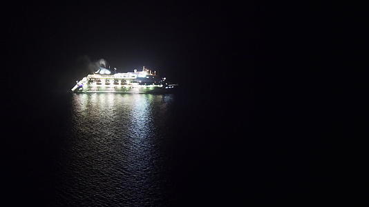 夜间在Santorini的海上游艇视频的预览图