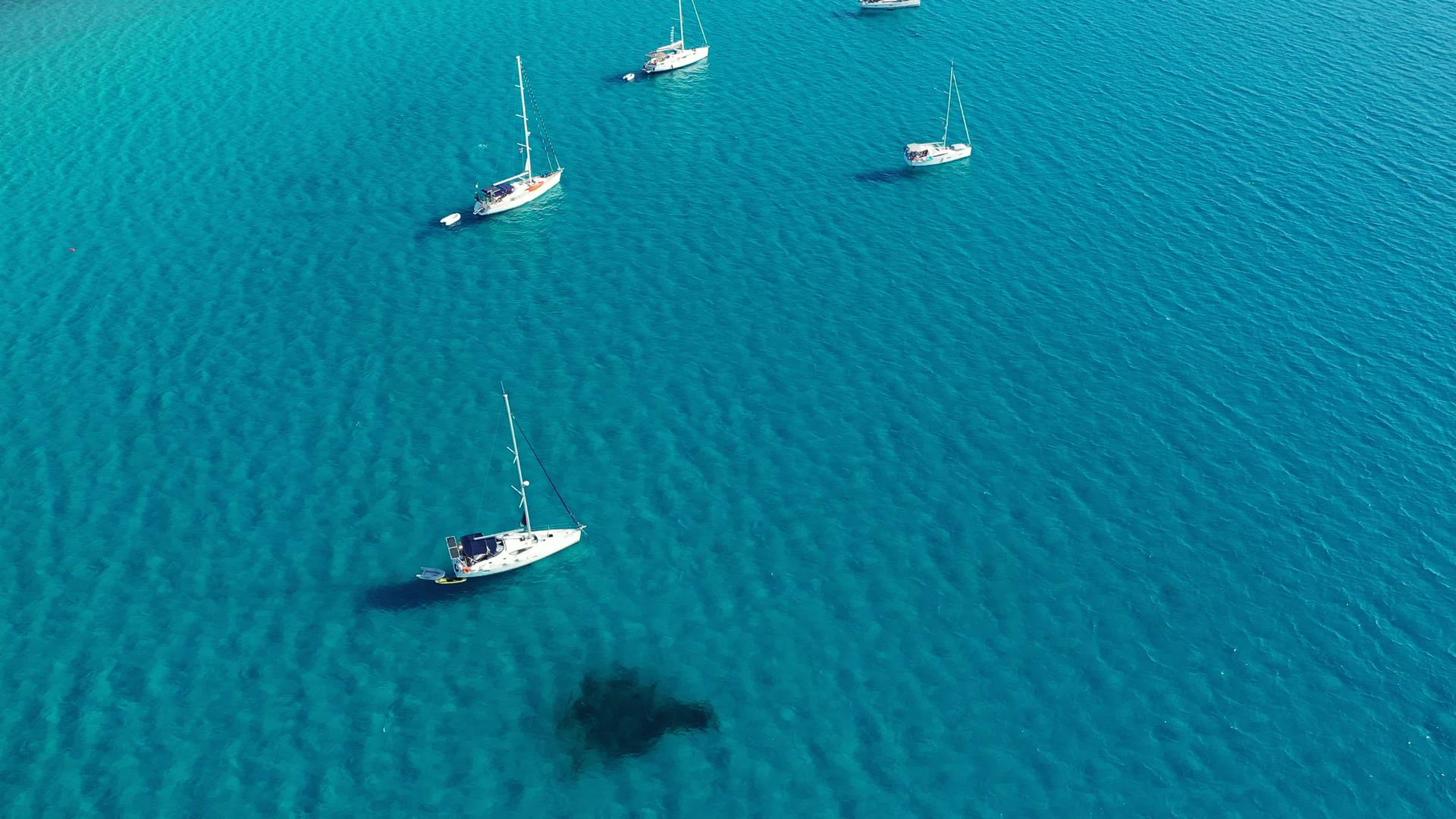 在阳光明媚的日子里泻湖上的游艇、帆船和海上游艇视频的预览图