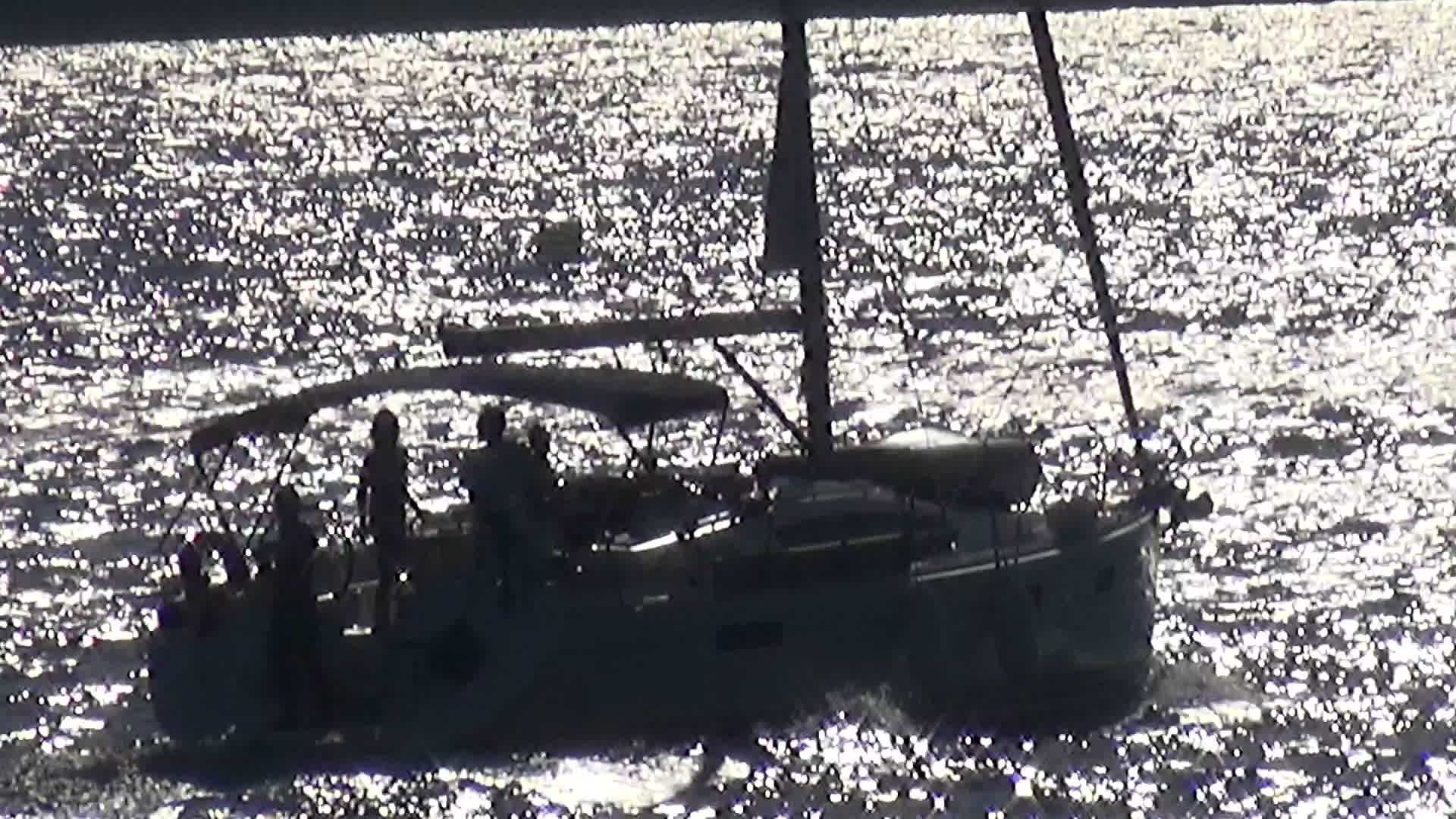 在金海上航行的游艇视频的预览图
