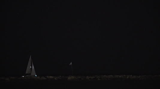 夜间游艇在海上航行视频的预览图
