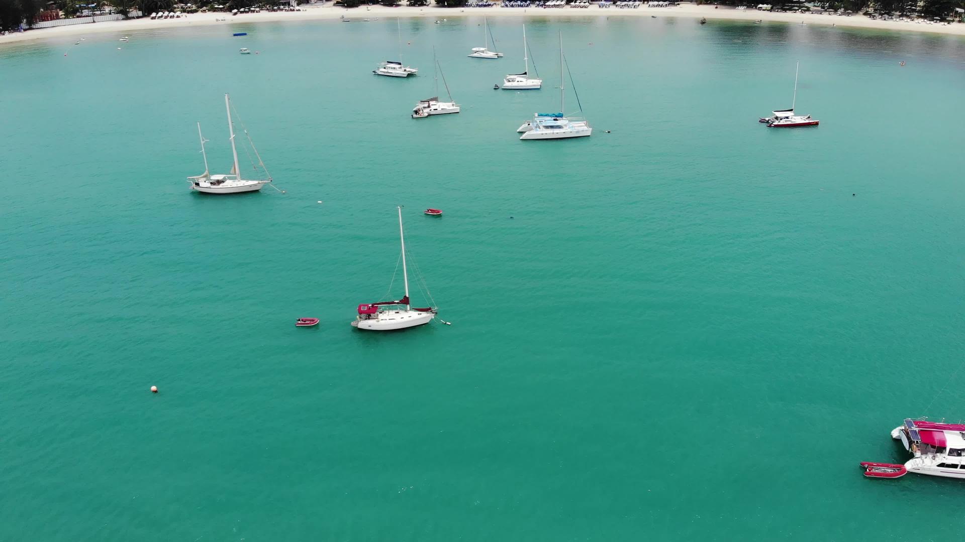 许多豪华帆船许多豪华帆船漂浮在松绿色的海湾东泰兰山天堂视频的预览图