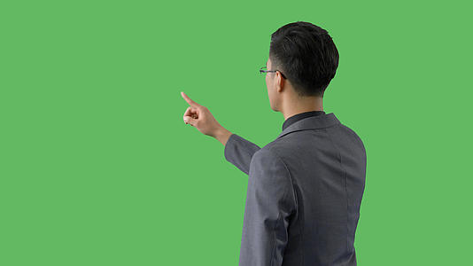 4k绿幕合成抠像商务男性点击背影动作视频的预览图