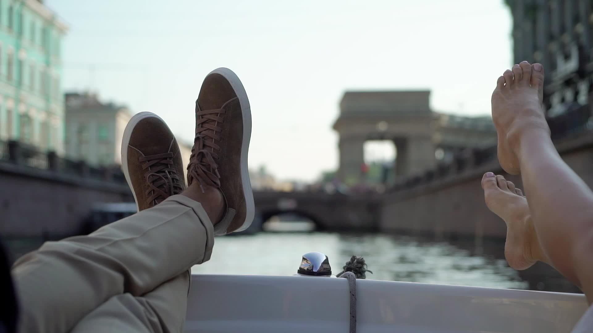 在城市里乘船或游艇的年轻夫妇赤脚或游艇视频的预览图