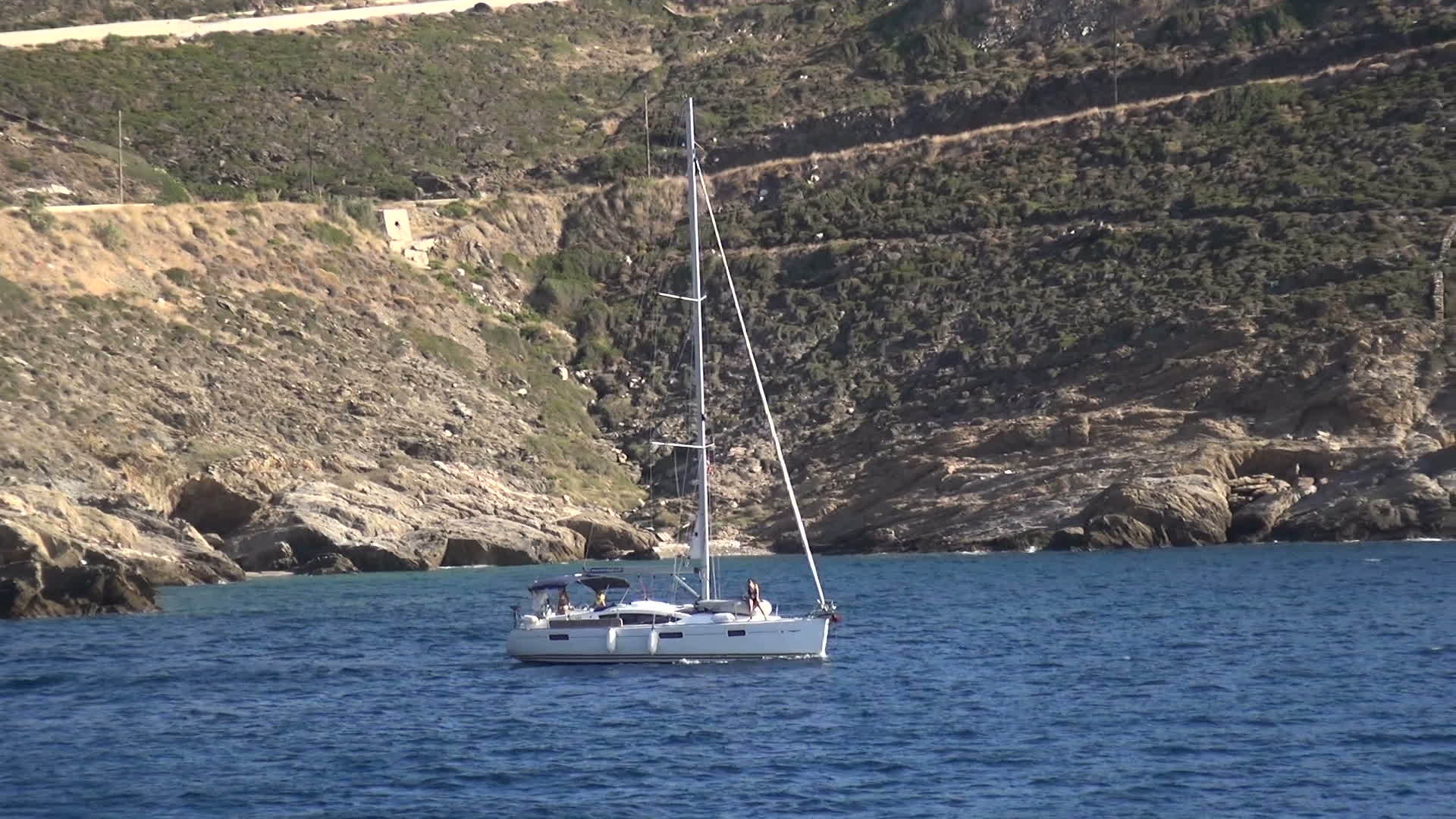游艇在岩石湾视频的预览图