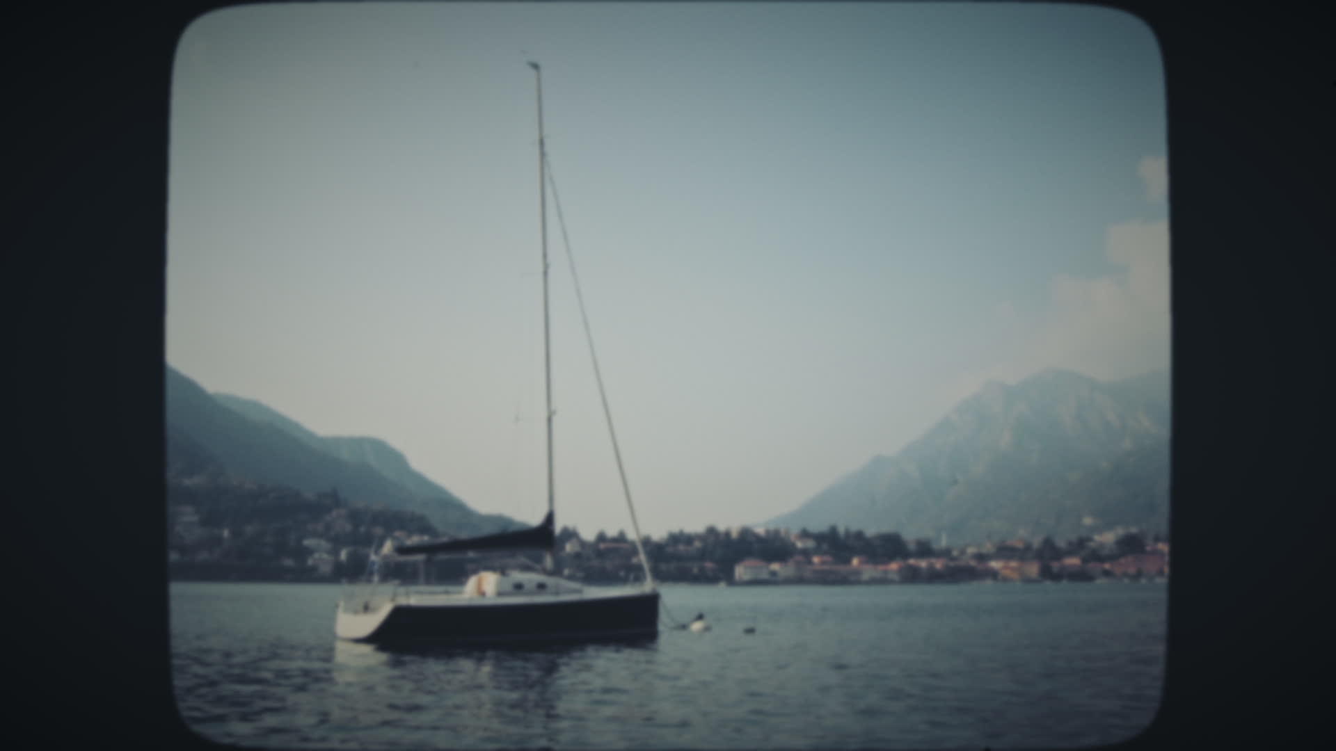 漂浮在湖中的游艇视频的预览图