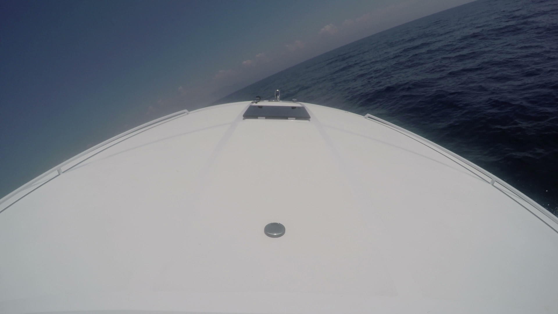 弓头的豪华运动船视频的预览图