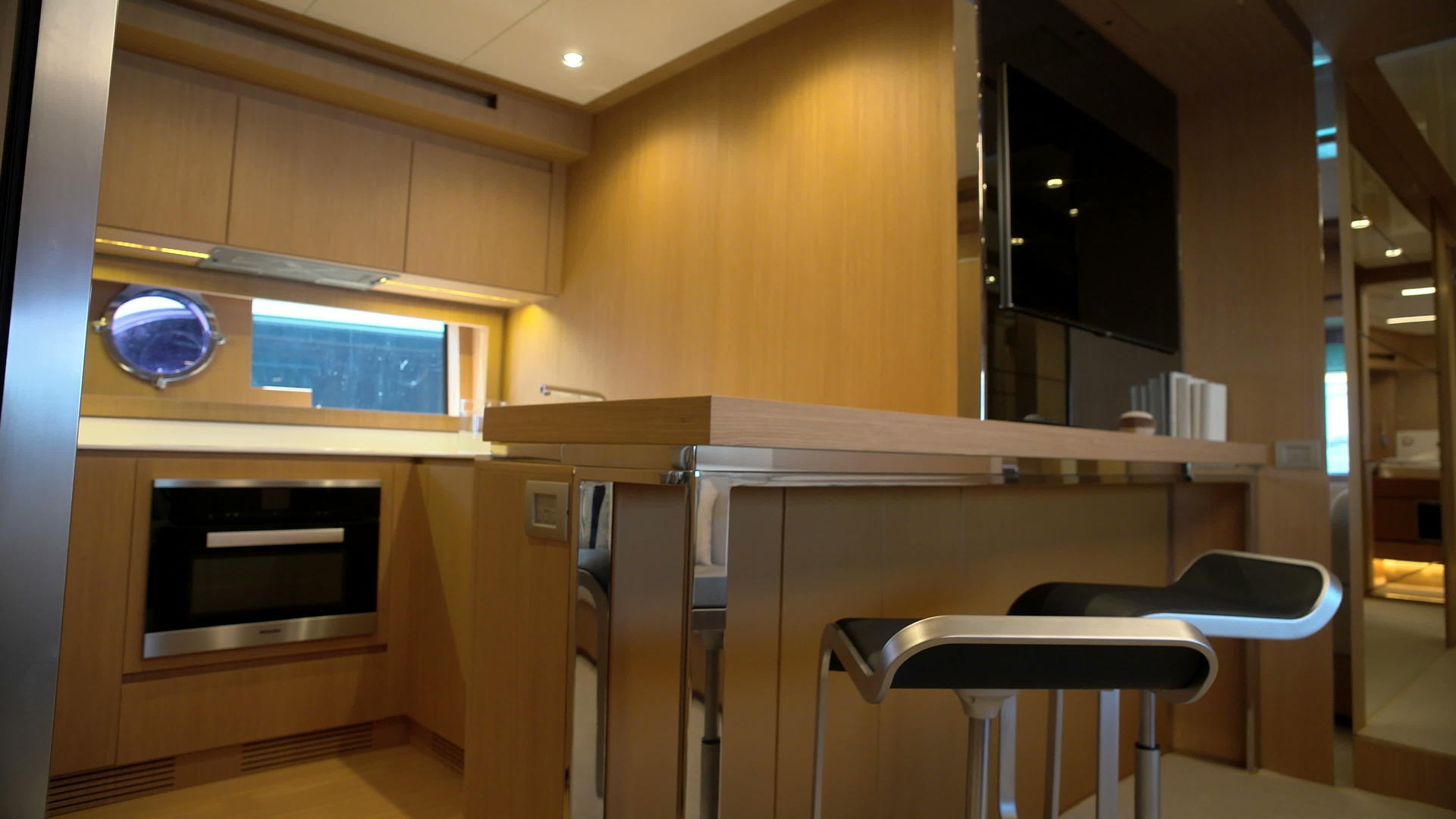 厨房厨房在豪华游艇上视频的预览图