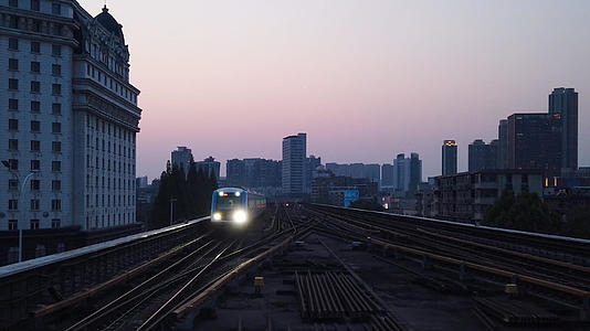 城市立体轨道交通进站的轻轨列车素材视频的预览图