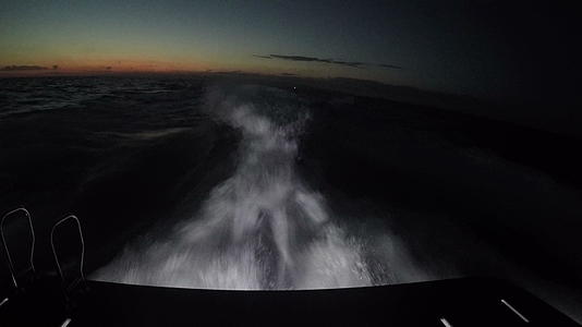 一艘船在夜间航行时在船上起航视频的预览图
