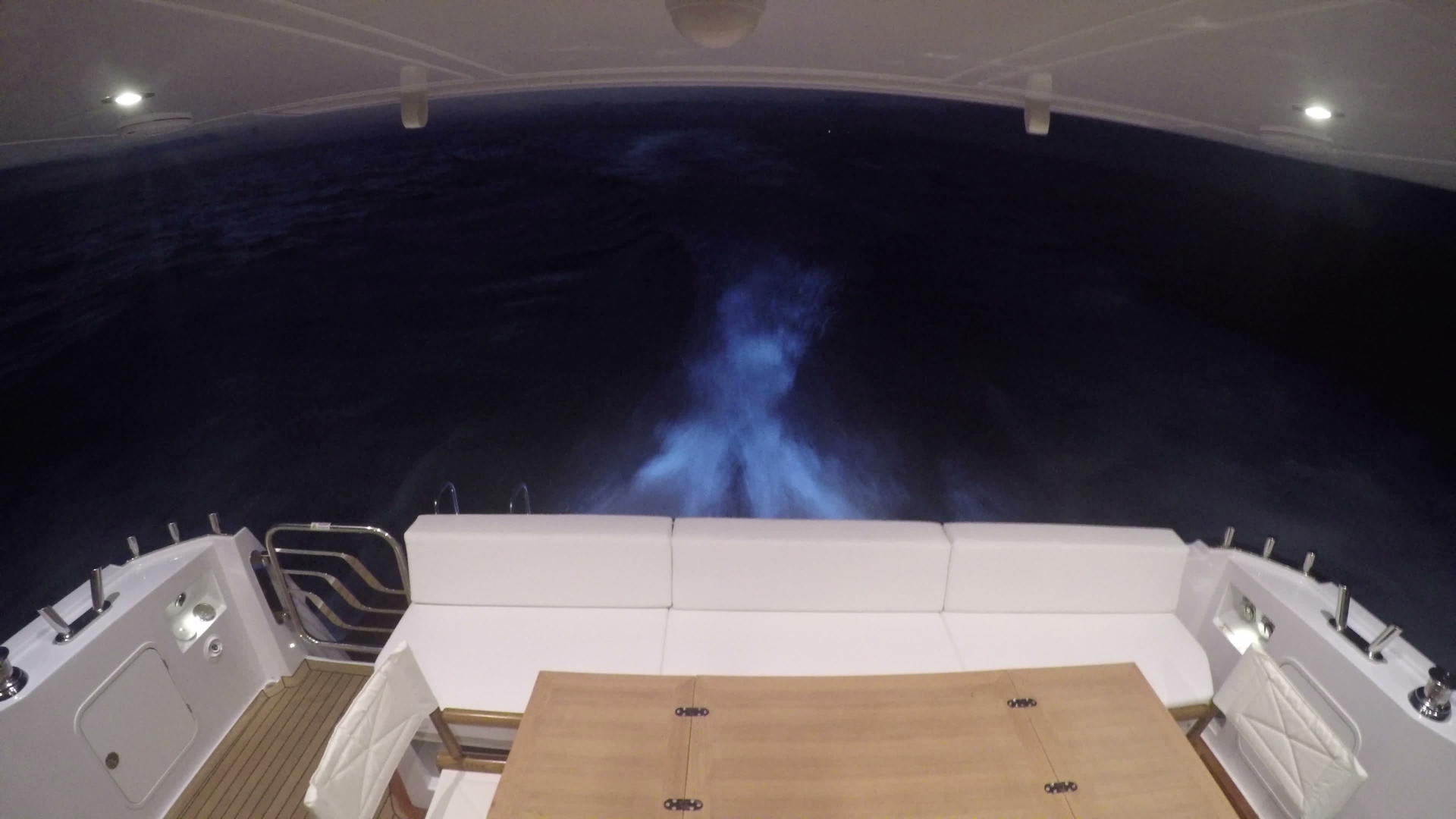 一艘船在夜间航行时在船上起航视频的预览图