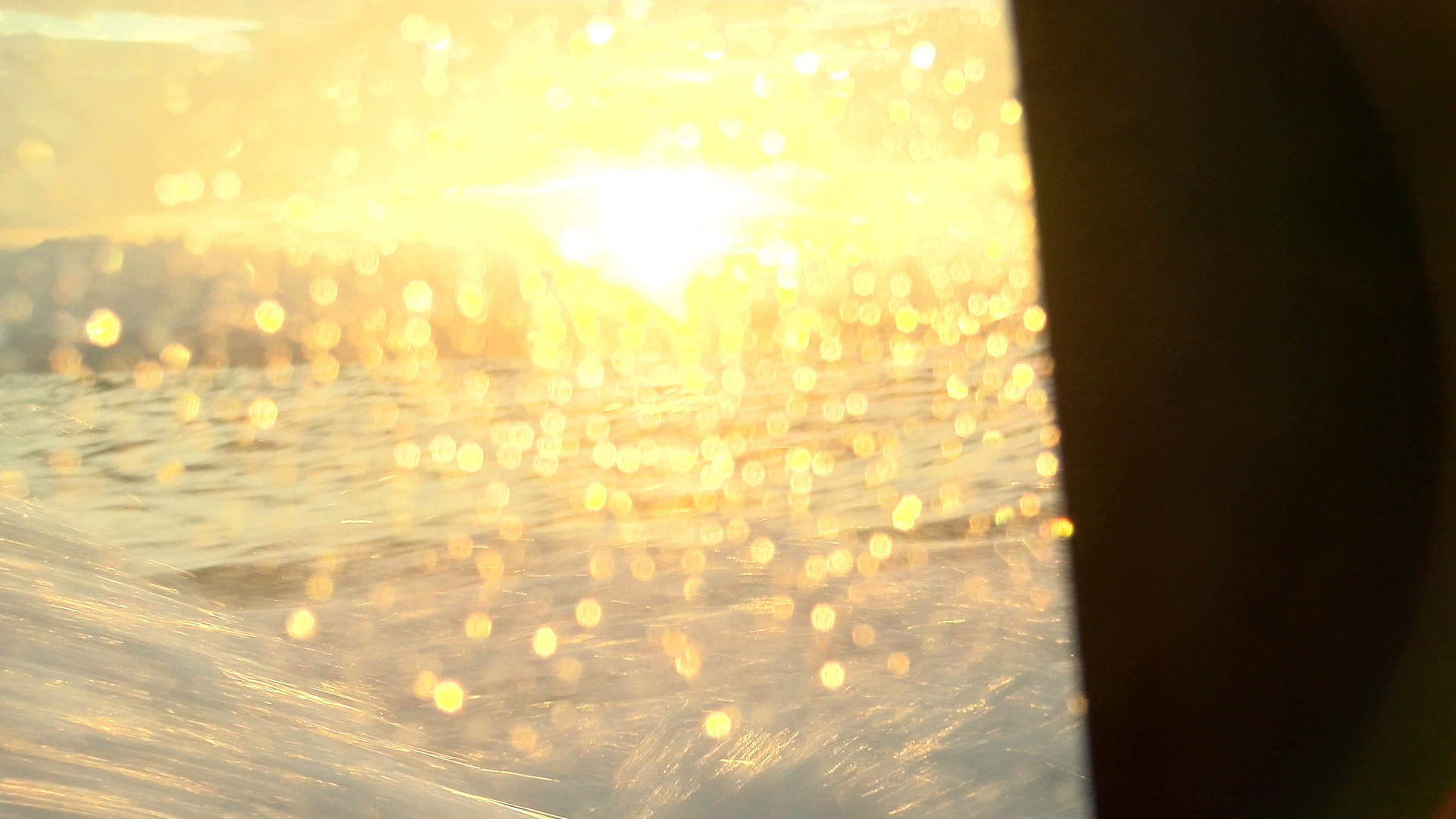 太阳反射在船的窗户上视频的预览图