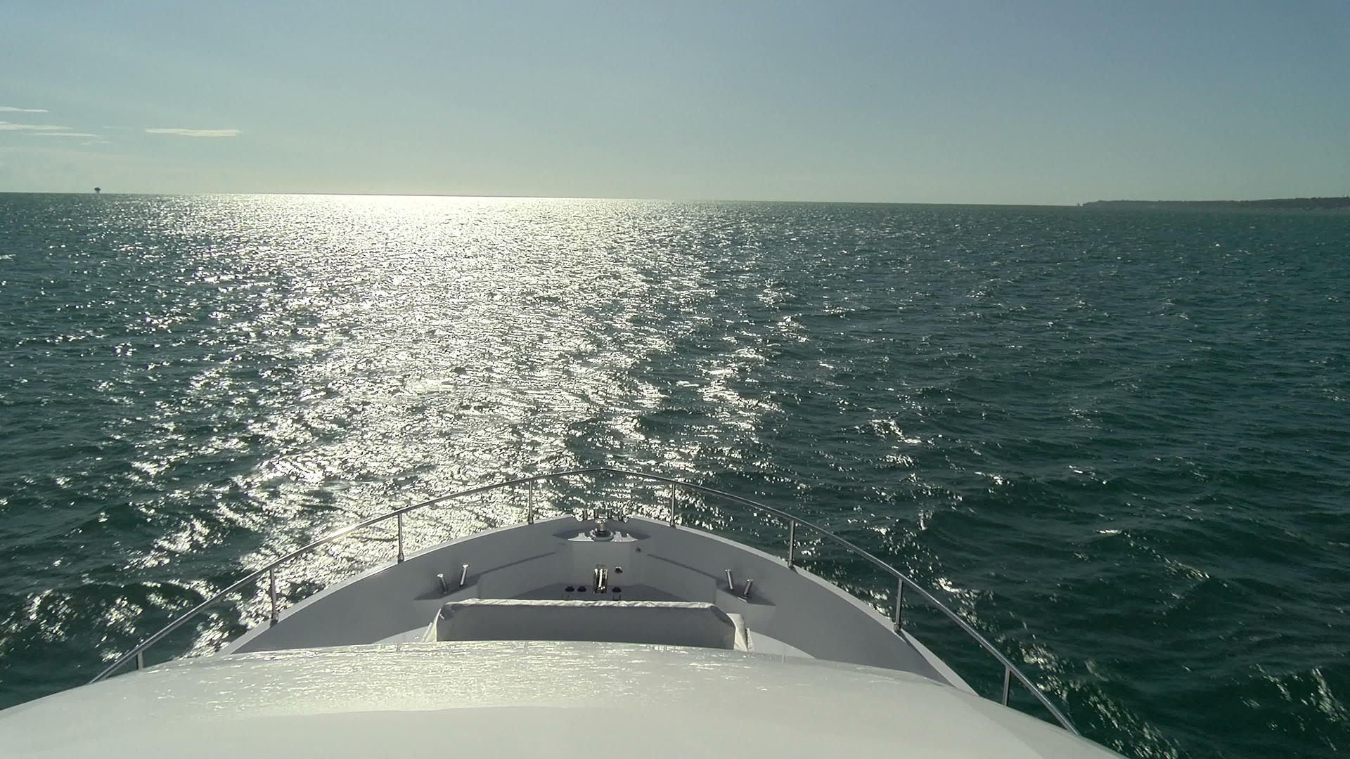 船在海上航行的风景视频的预览图